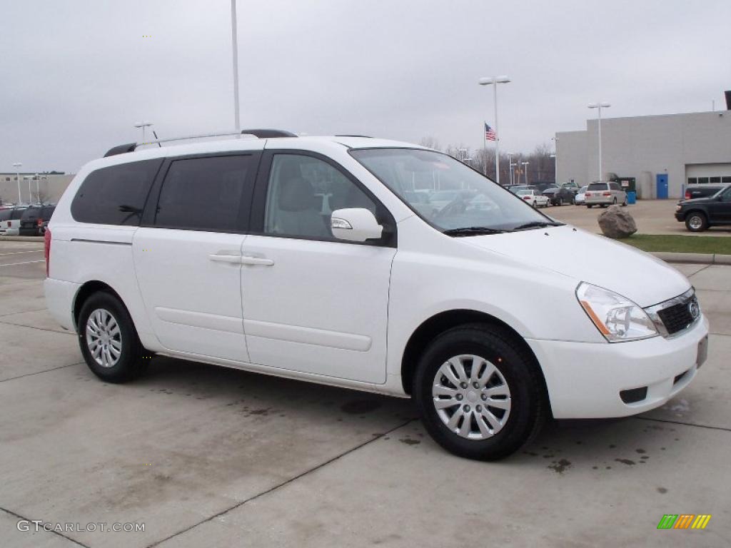 Clear White Kia Sedona