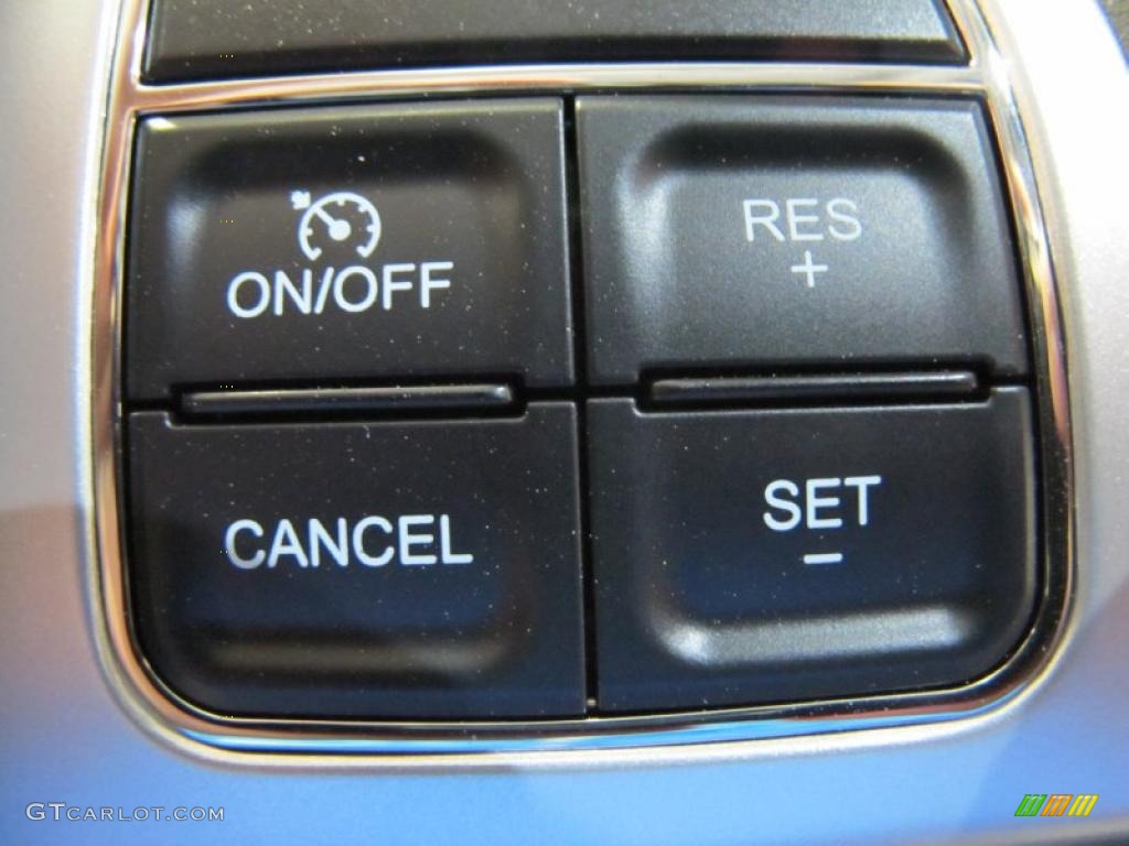 2011 Volkswagen Routan SEL Controls Photo #47712066