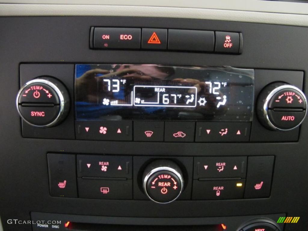 2011 Volkswagen Routan SEL Controls Photo #47712090