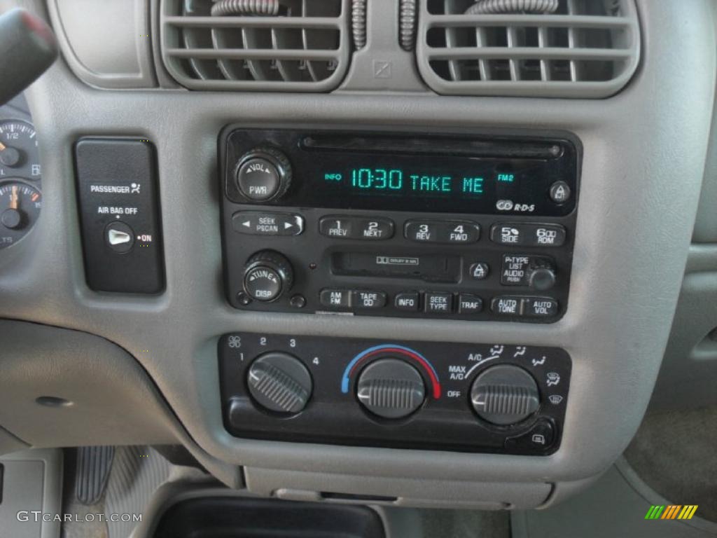 2003 Chevrolet S10 LS Extended Cab Controls Photo #47713005