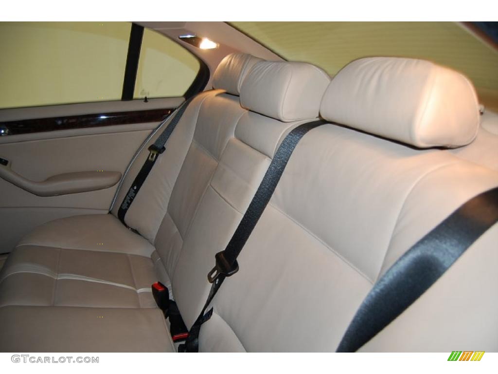 2005 3 Series 325i Sedan - Alpine White / Sand photo #23