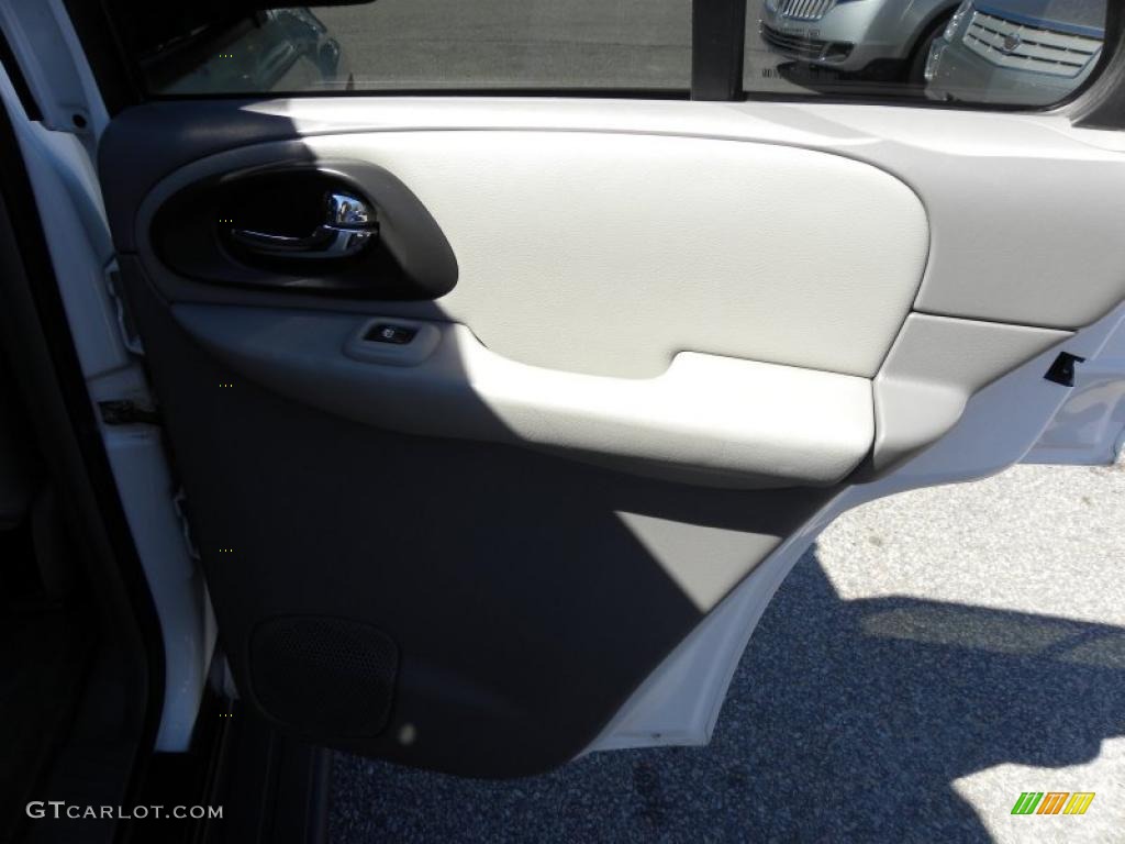 2005 TrailBlazer LS - Summit White / Light Gray photo #14