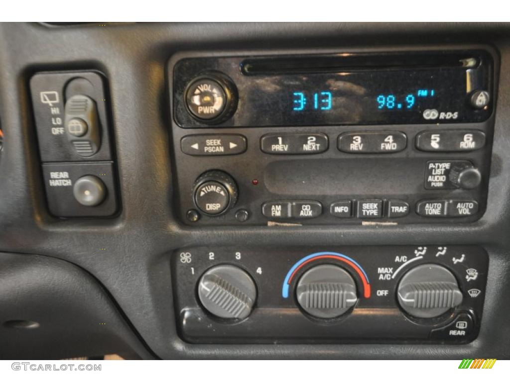 2003 Chevrolet Blazer LS Controls Photo #47729466