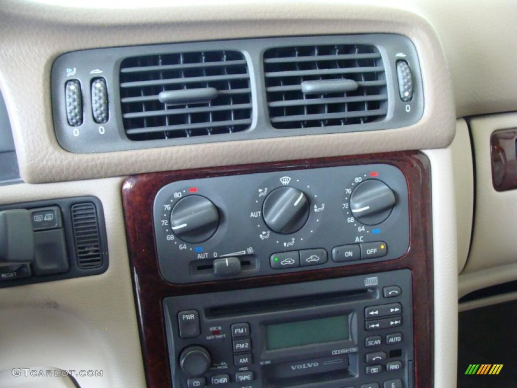 2000 Volvo S70 Standard S70 Model Controls Photo #47732725