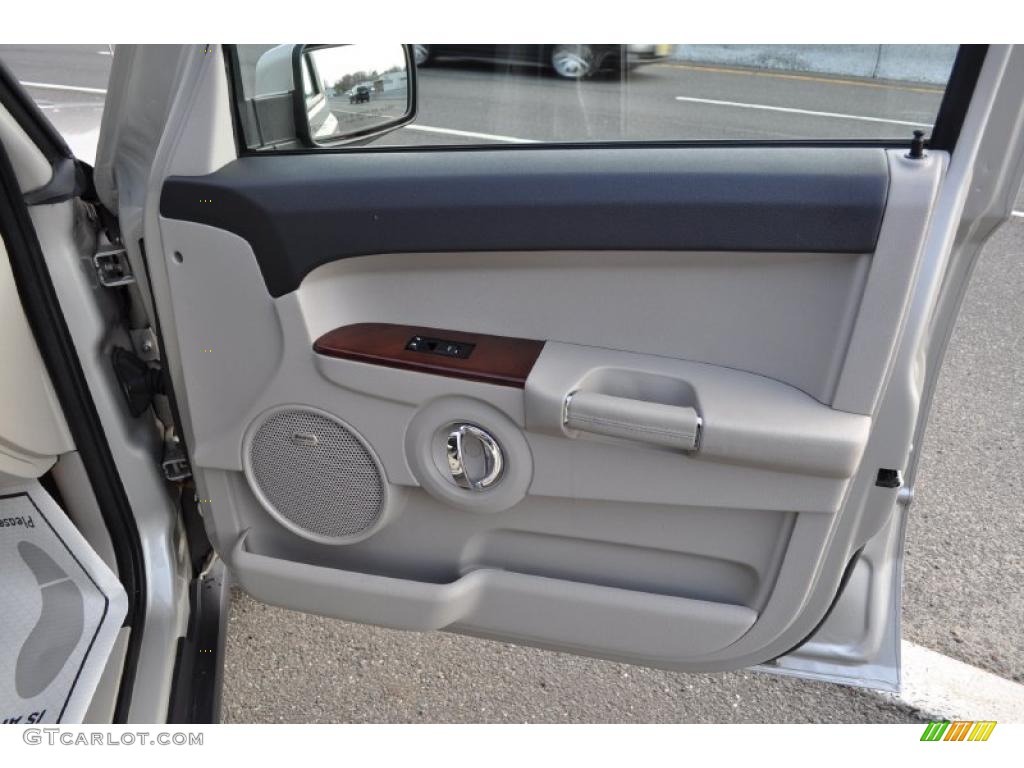 2009 Jeep Commander Overland 4x4 Dark Slate Gray/Light Graystone Door Panel Photo #47736010