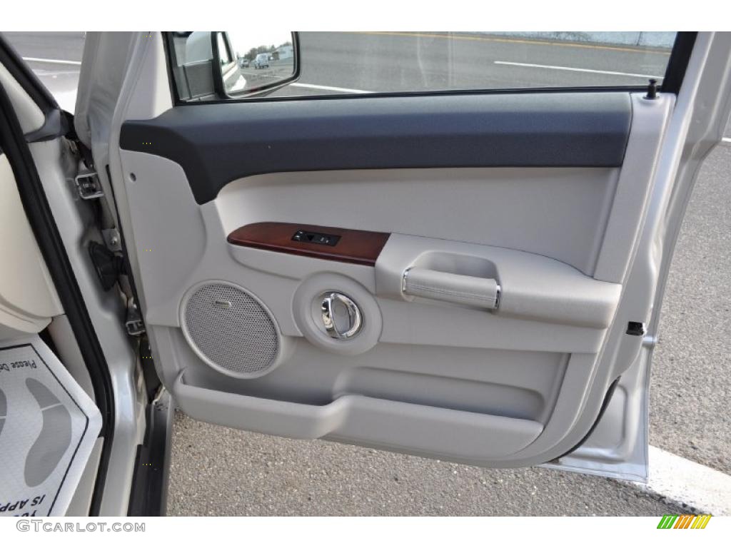 2009 Jeep Commander Overland 4x4 Dark Slate Gray/Light Graystone Door Panel Photo #47736019