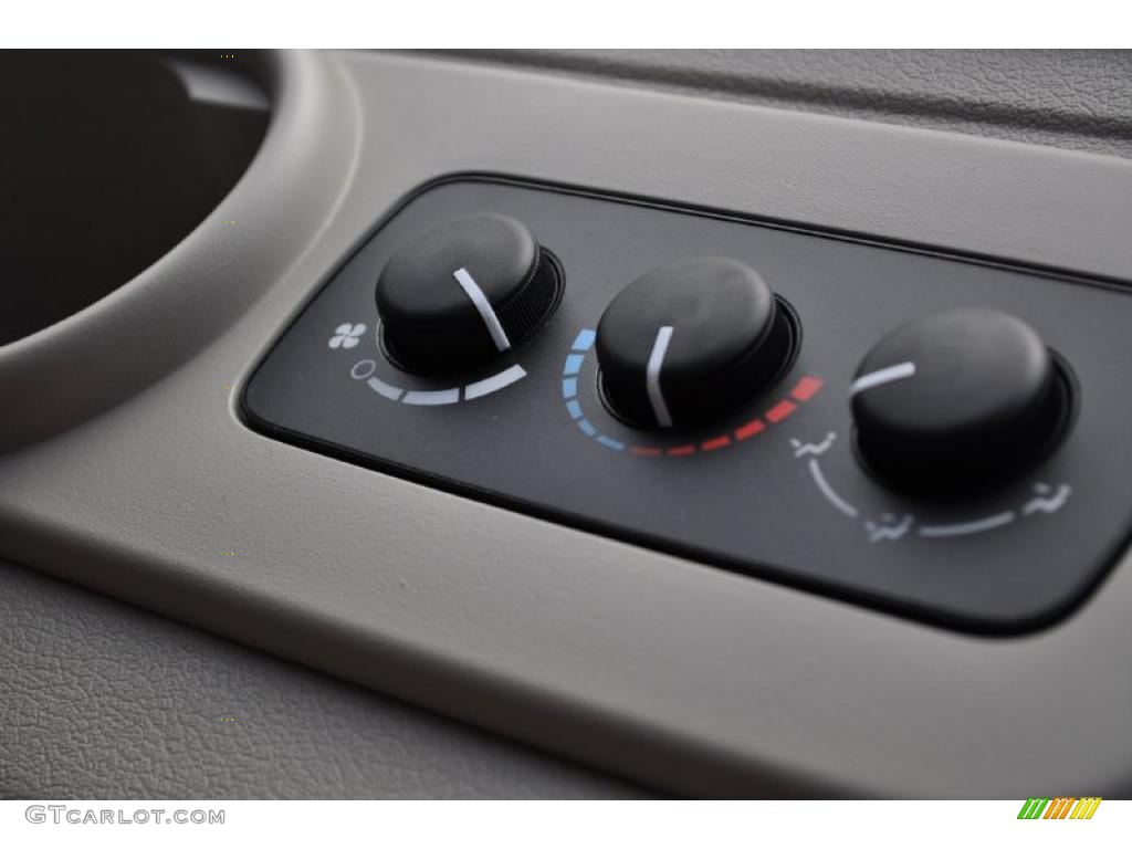 2009 Jeep Commander Overland 4x4 Controls Photo #47736097