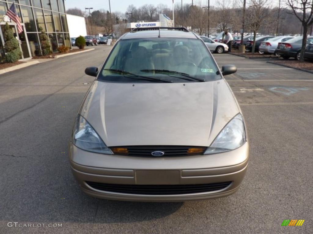 2003 Focus SE Wagon - Arizona Beige Metallic / Medium Parchment photo #6