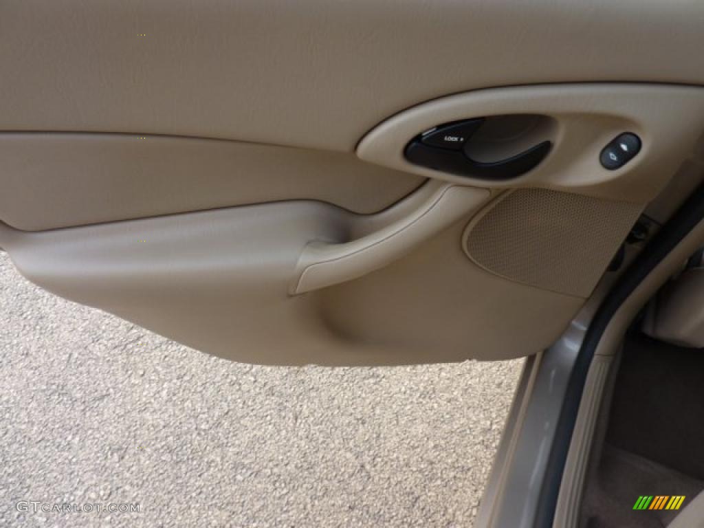 2003 Focus SE Wagon - Arizona Beige Metallic / Medium Parchment photo #11