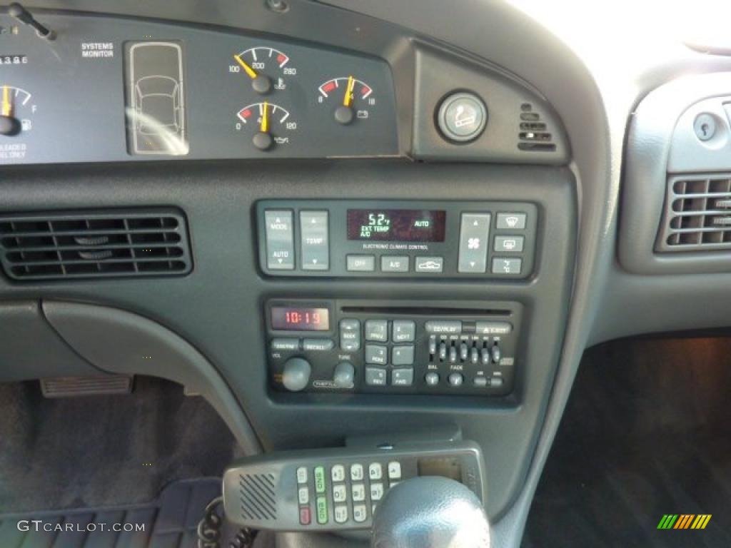 1998 Pontiac Bonneville SE Controls Photo #47741965