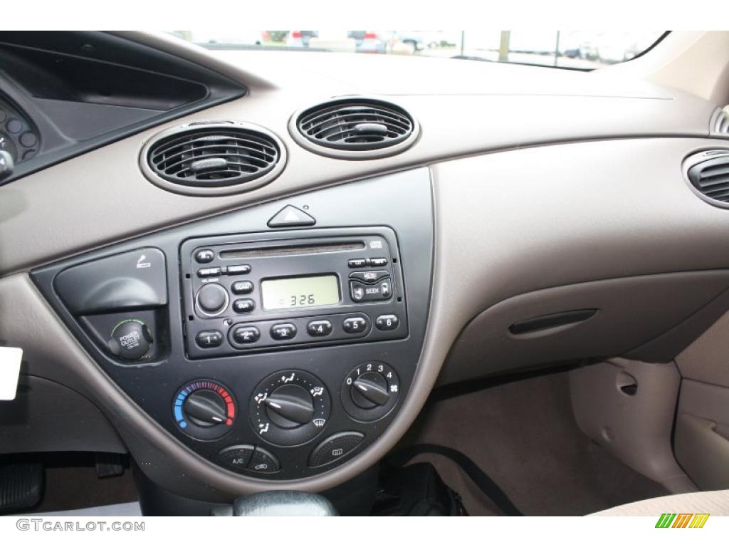 2000 Ford Focus SE Sedan Controls Photo #47742919