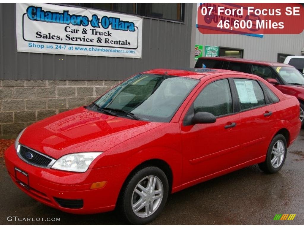 2007 Focus ZX4 SE Sedan - Infra-Red / Charcoal/Light Flint photo #1