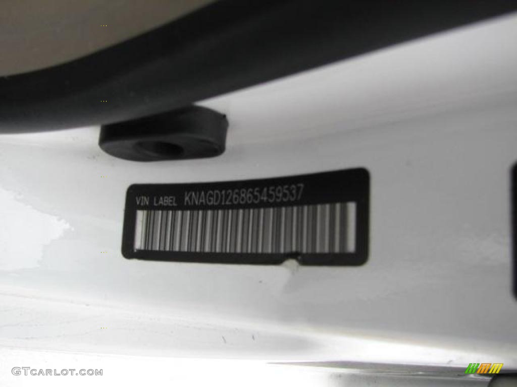 2006 Optima LX - White / Beige photo #24