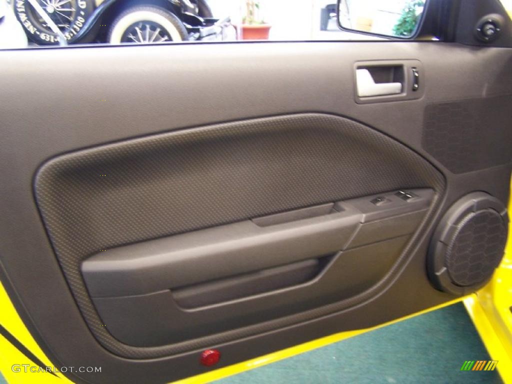 2006 Ford Mustang GT Premium Convertible Dark Charcoal Door Panel Photo #47760409