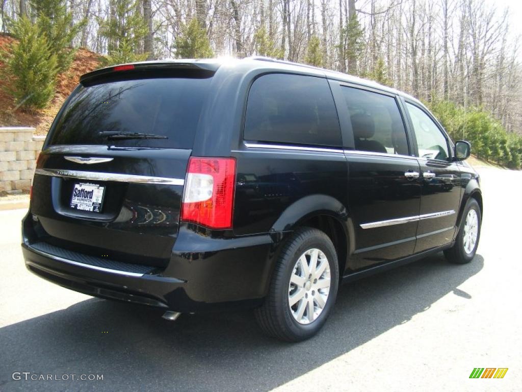 2011 Town & Country Touring - L - Brilliant Black Crystal Pearl / Black/Light Graystone photo #3
