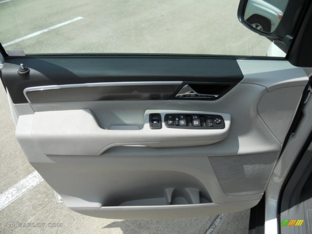 2011 Volkswagen Routan S Aero Gray Door Panel Photo #47761867