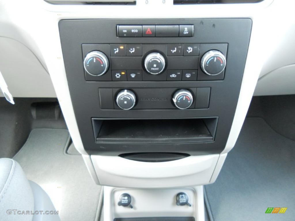 2011 Volkswagen Routan S Controls Photo #47761990