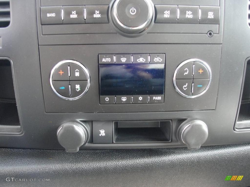 2007 Chevrolet Silverado 1500 LT Crew Cab Controls Photo #47768463