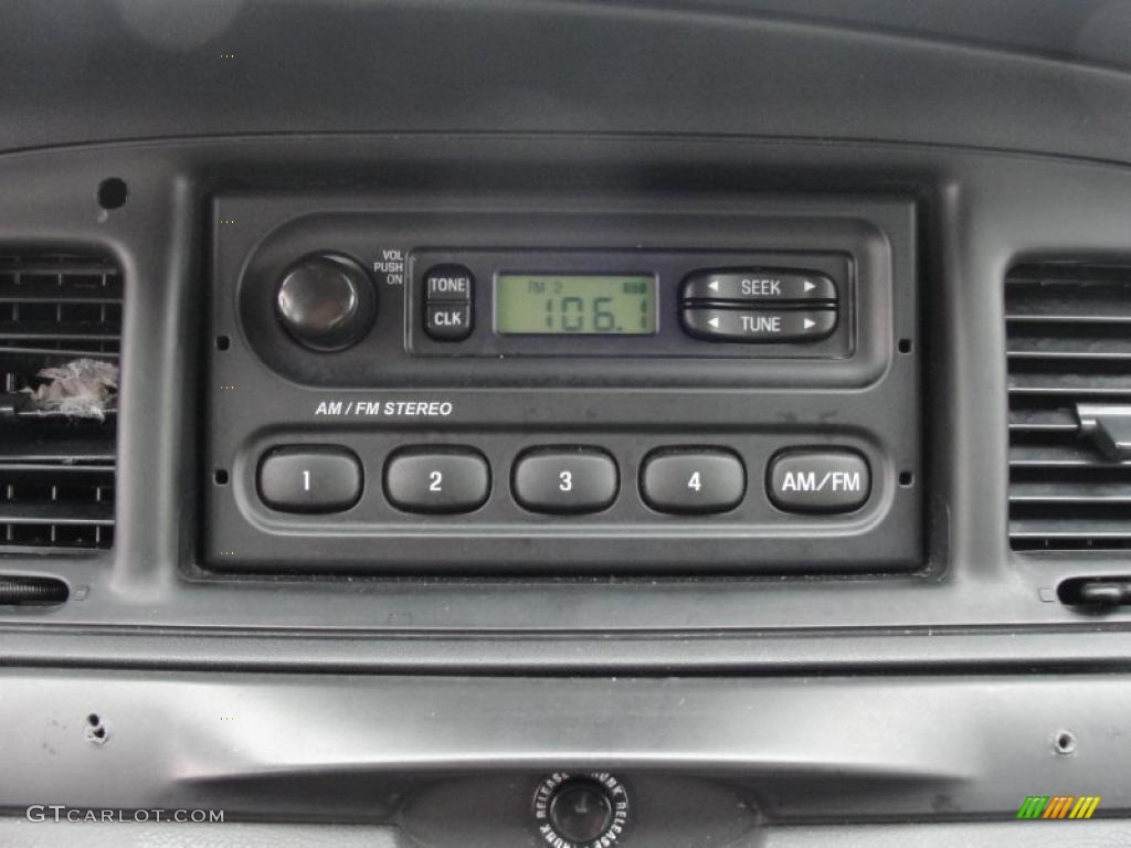 2007 Ford Crown Victoria Police Interceptor Controls Photo #47770374
