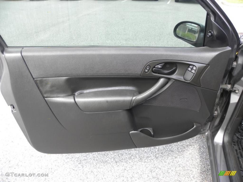 2006 Ford Focus ZX3 SES Hatchback Charcoal/Charcoal Door Panel Photo #47778585