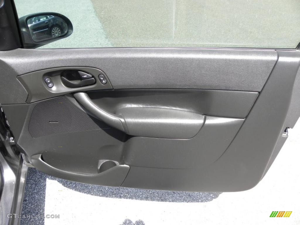 2006 Ford Focus ZX3 SES Hatchback Charcoal/Charcoal Door Panel Photo #47778627