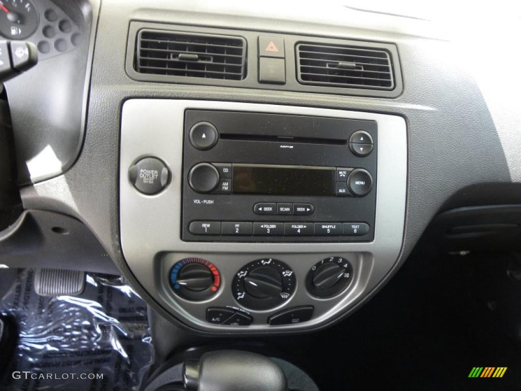 2006 Ford Focus ZX3 SES Hatchback Controls Photo #47778774