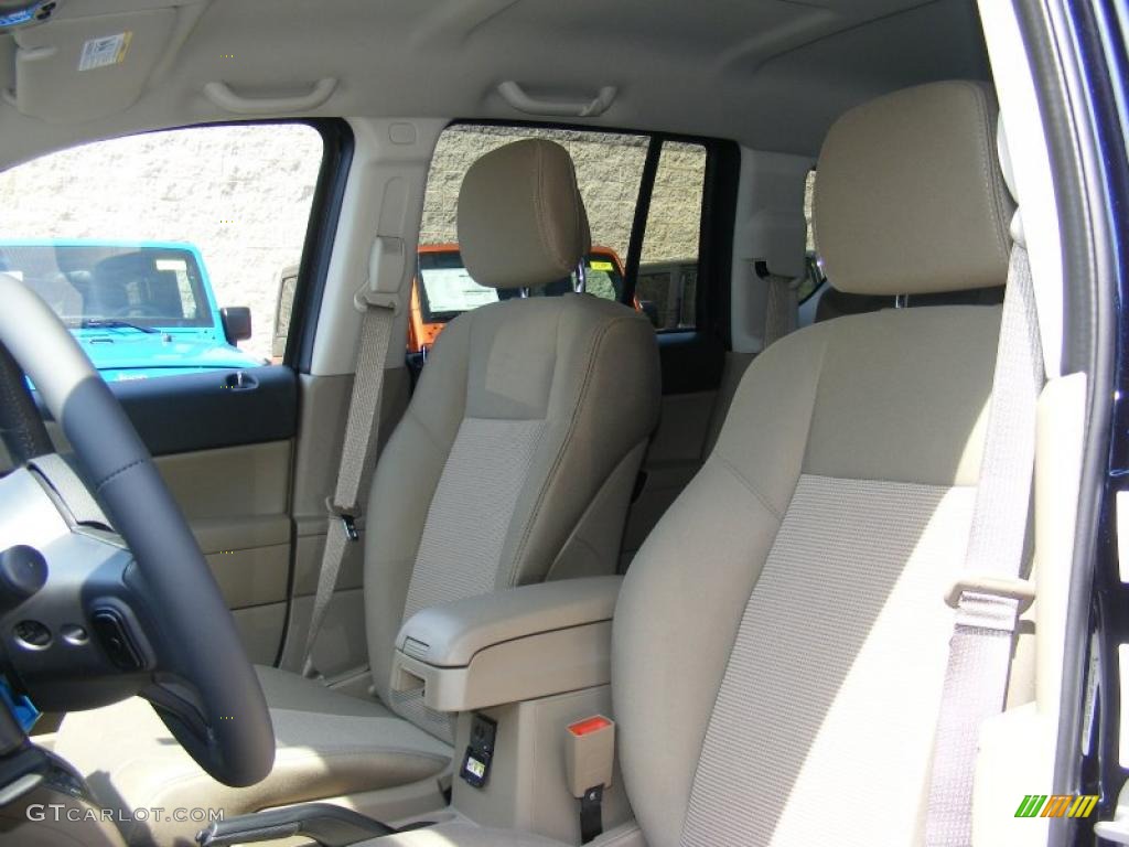 Dark Slate Gray/Light Pebble Beige Interior 2011 Jeep Compass 2.4 Latitude 4x4 Photo #47788359