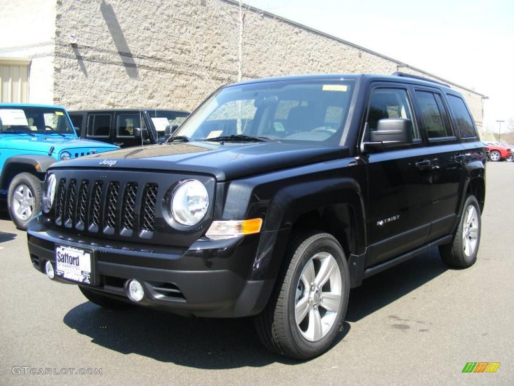 2011 Patriot Latitude 4x4 - Brilliant Black Crystal Pearl / Dark Slate Gray photo #1