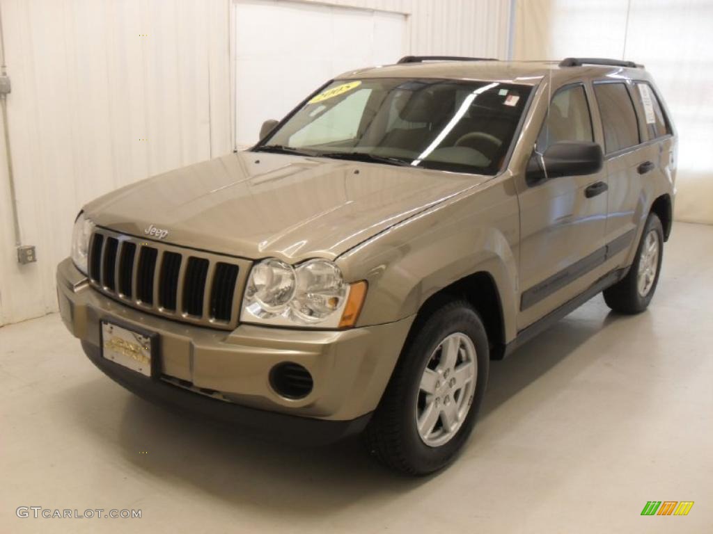 2005 Grand Cherokee Laredo - Light Khaki Metallic / Khaki photo #1