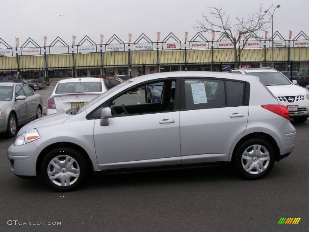 2010 Versa 1.8 S Hatchback - Brilliant Silver Metallic / Charcoal photo #4