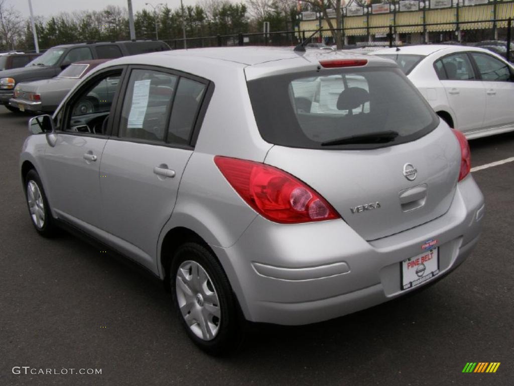 2010 Versa 1.8 S Hatchback - Brilliant Silver Metallic / Charcoal photo #5