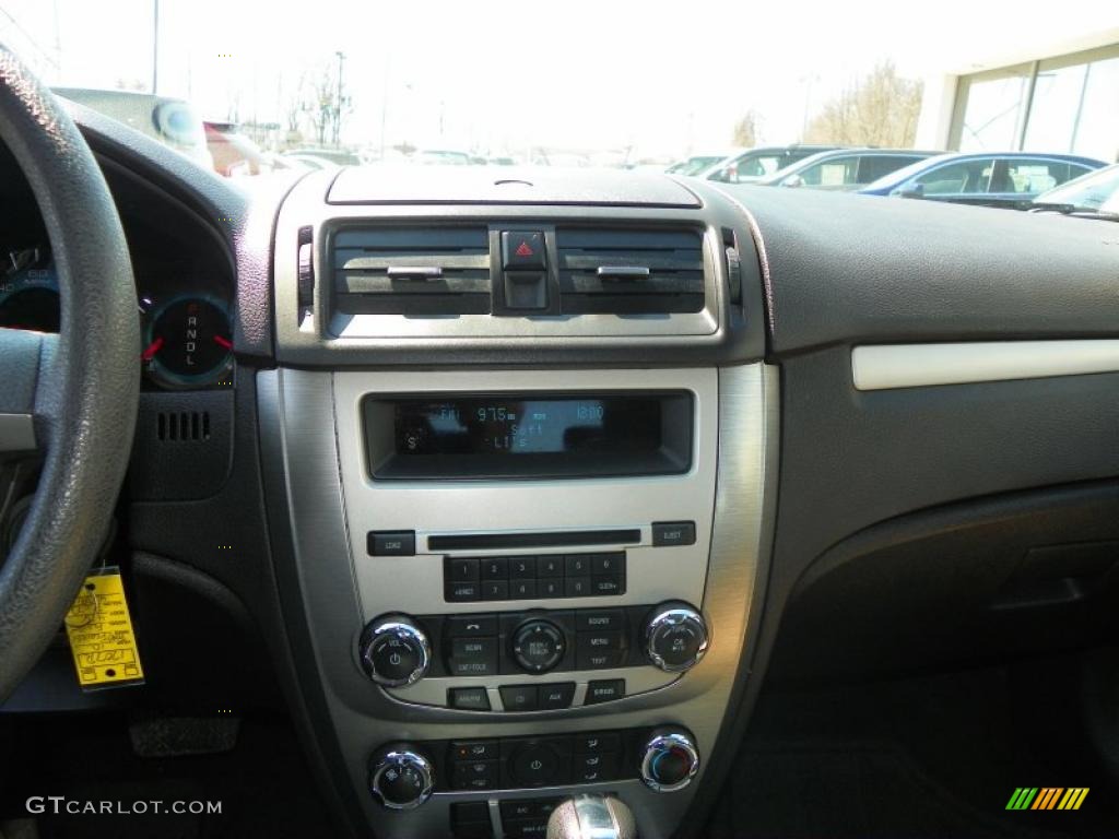 2010 Fusion SE - Red Candy Metallic / Charcoal Black photo #17