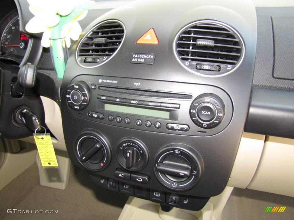 2007 Volkswagen New Beetle 2.5 Convertible Controls Photo #47803646