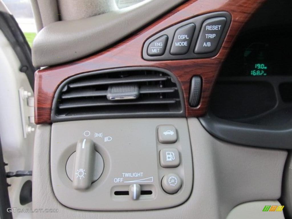 2004 Cadillac DeVille Sedan Controls Photo #47803973