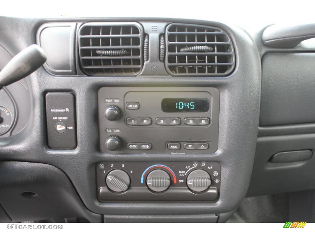 2003 S10 Extended Cab - Black Onyx / Graphite photo #13