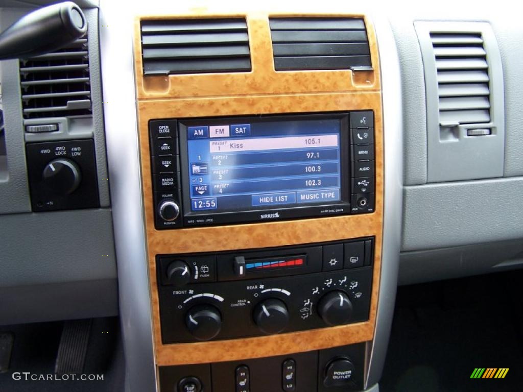 2009 Chrysler Aspen Limited 4x4 Controls Photo #47813282