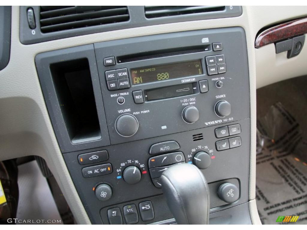2004 Volvo S60 2.5T Controls Photo #47814599