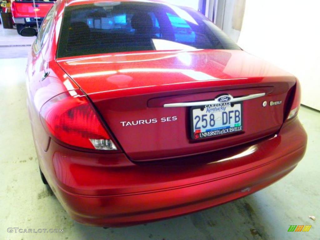 2002 Taurus SES - Matador Red Metallic / Dark Charcoal photo #13