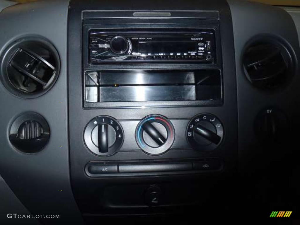 2004 F150 XL Regular Cab - Oxford White / Dark Flint photo #10