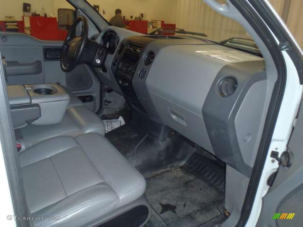 2004 F150 XL Regular Cab - Oxford White / Dark Flint photo #13