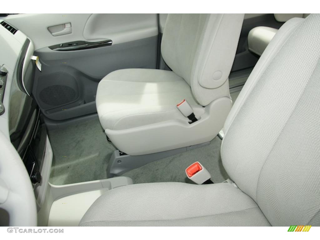 2011 Sienna V6 - Silver Sky Metallic / Light Gray photo #6