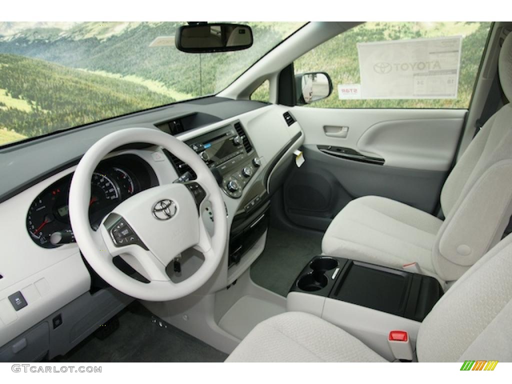 2011 Sienna LE - Salsa Red Pearl / Light Gray photo #4
