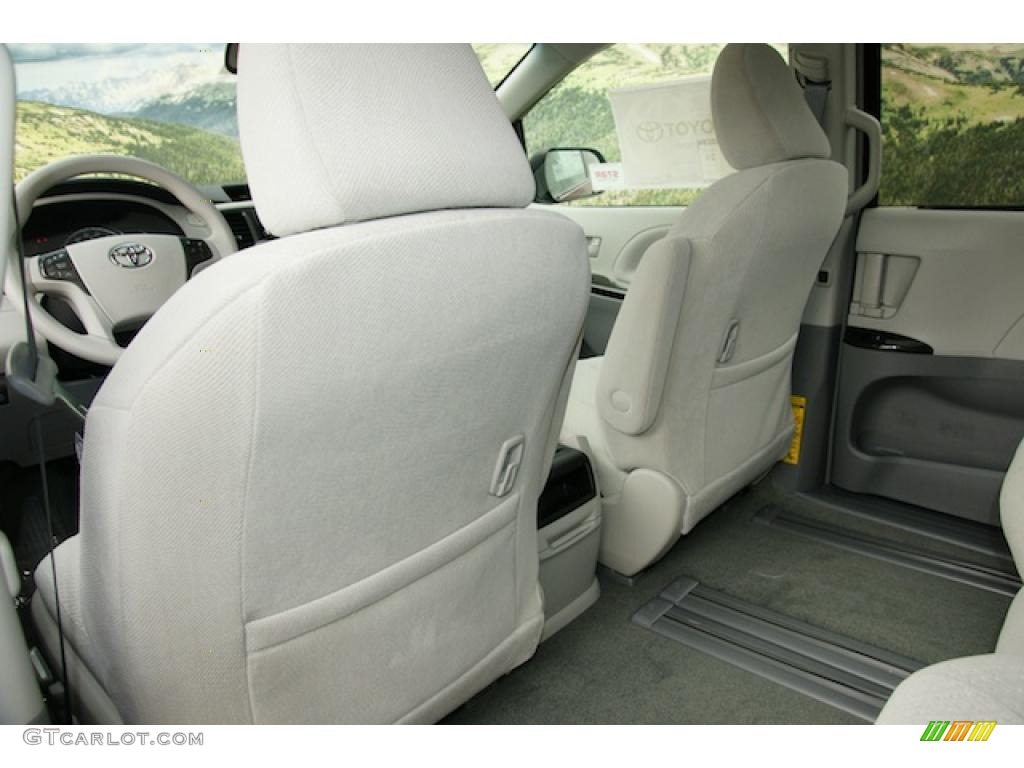 2011 Sienna LE - Salsa Red Pearl / Light Gray photo #7