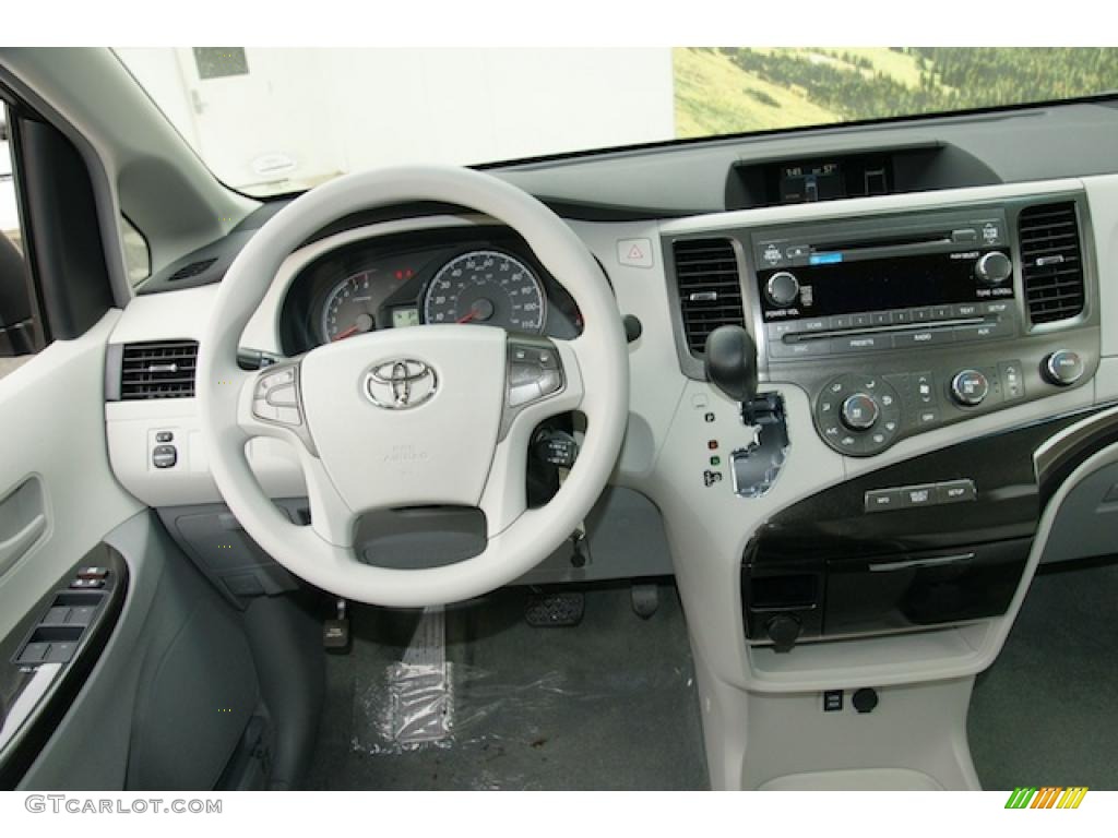 2011 Sienna LE - Salsa Red Pearl / Light Gray photo #11