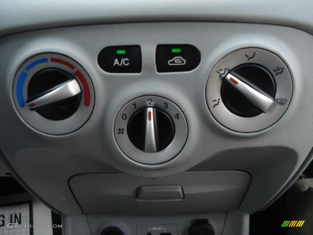 2010 Accent GLS 4 Door - Platinum Silver / Gray photo #17