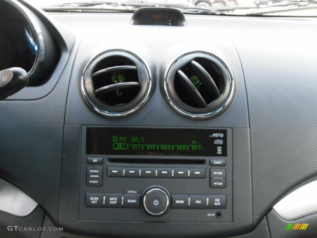 2009 Pontiac G3 Standard G3 Model Controls Photo #47864113