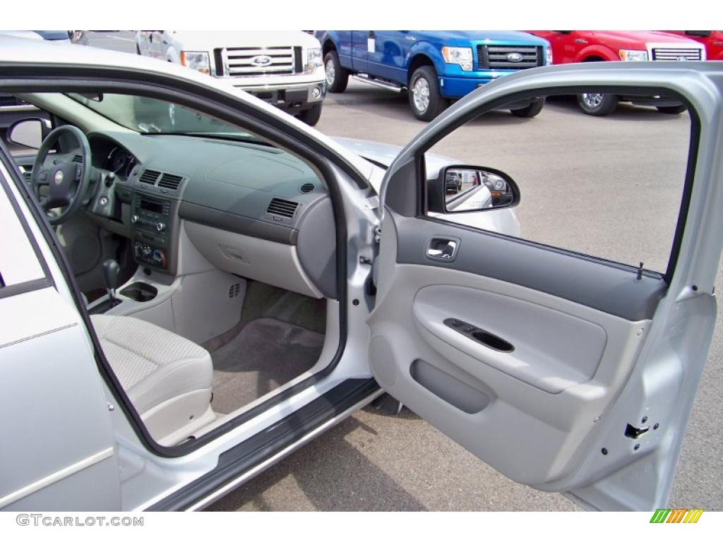 2005 Cobalt LS Sedan - Ultra Silver Metallic / Gray photo #18