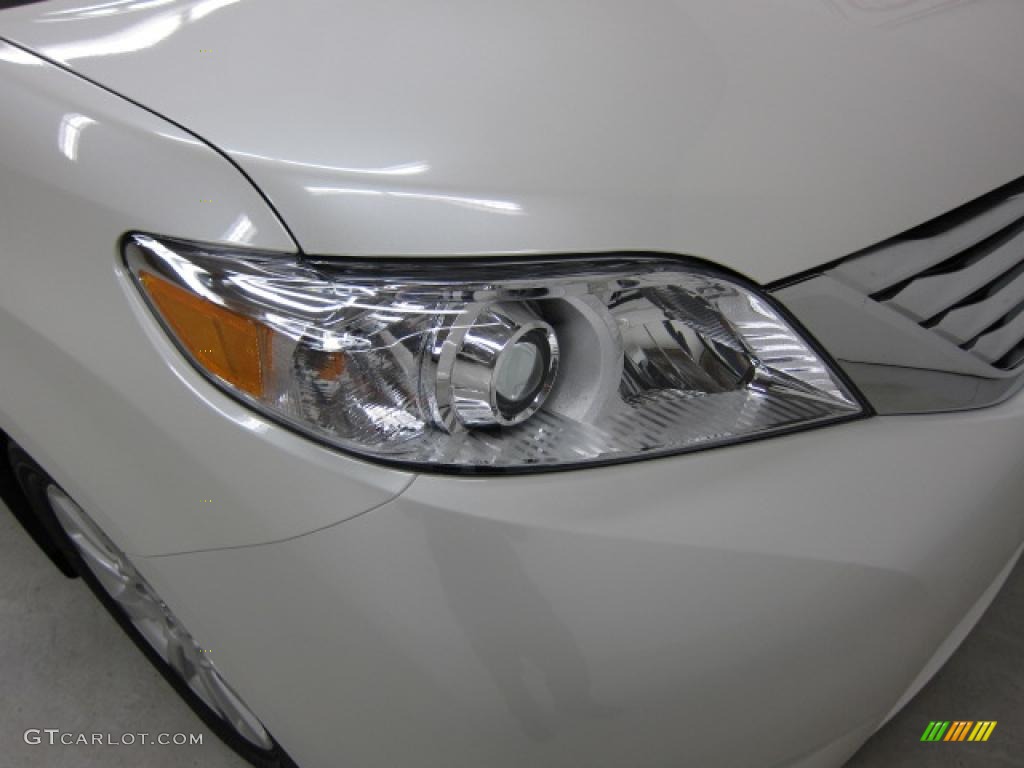 2011 Sienna Limited AWD - Super White / Light Gray photo #5