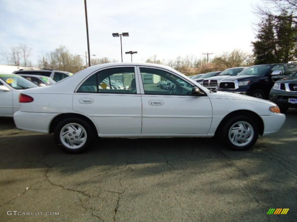 2001 Escort SE Sedan - Oxford White / Medium Graphite photo #4