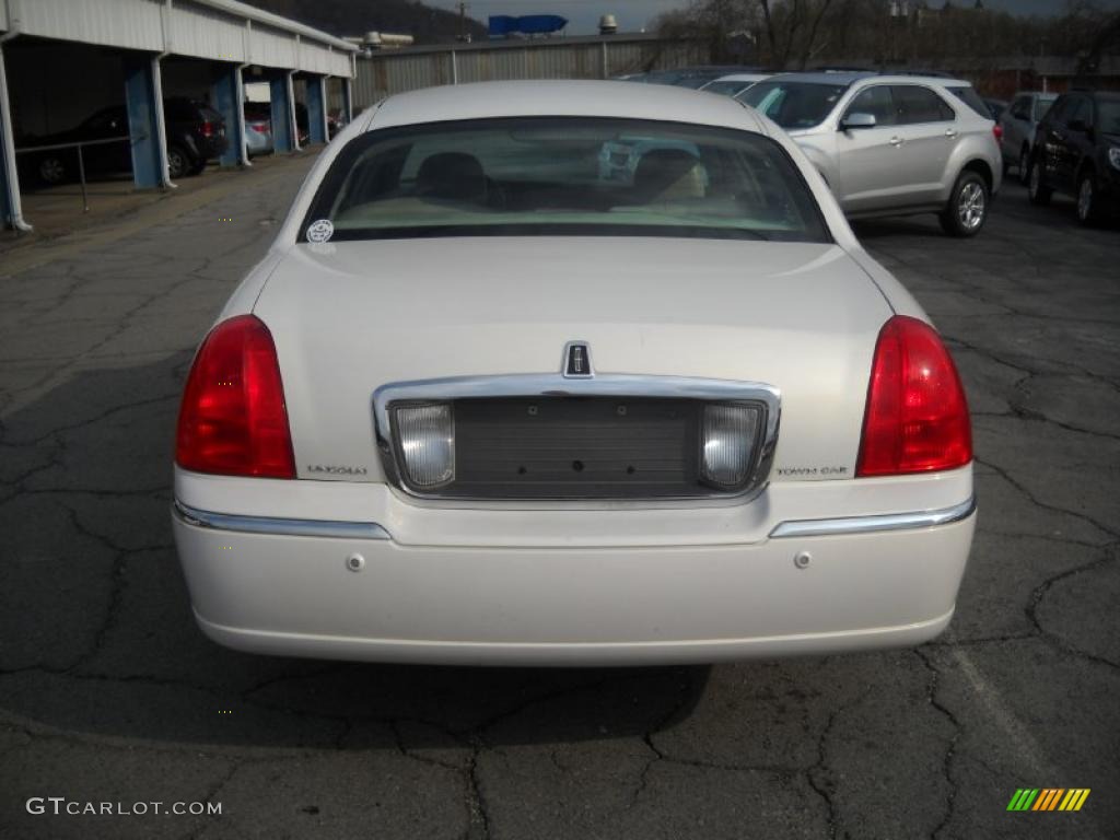 White Pearl 2003 Lincoln Town Car Signature Exterior Photo #47879969